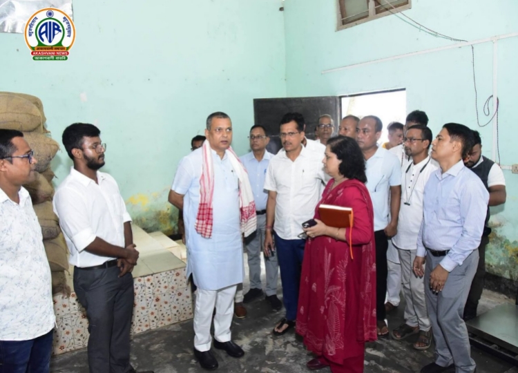 যোৰহাটৰ ঢেকৰগঢ়াৰ অসম খাদ্য আৰু অসামৰিক যোগান নিগমৰ ধান ক্রয় কেন্দ্ৰ মন্ত্রী কৌশিক ৰায়ৰ পৰিদৰ্শন