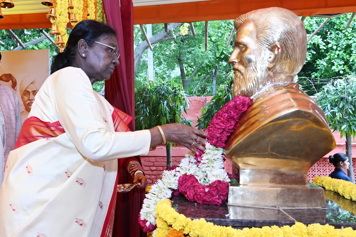 President unveils statue of freedom fighter & social reformer Utkalmani Pandit Gopabandhu Das in New Delhi