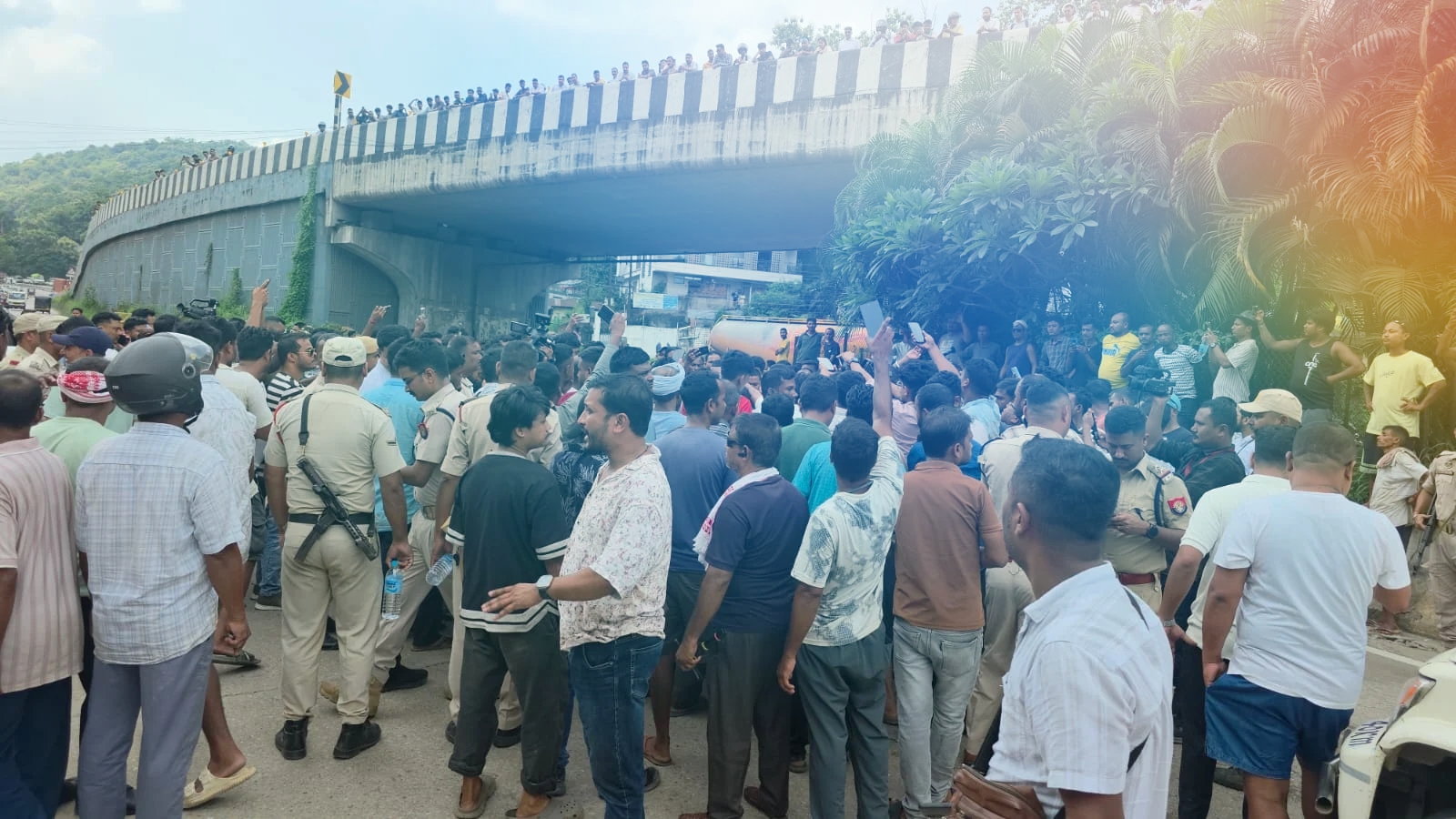 শ্বিলঙত বুধবাৰে সংঘটিত হিংসাত্মক ঘটনা সন্দৰ্ভত সীমান্ত উন্নয়ন মন্ত্ৰী অতুল বৰাৰ মেঘলায়ৰ উপ-মুখ্যমন্ত্ৰীৰ সৈতে বার্তালাপ