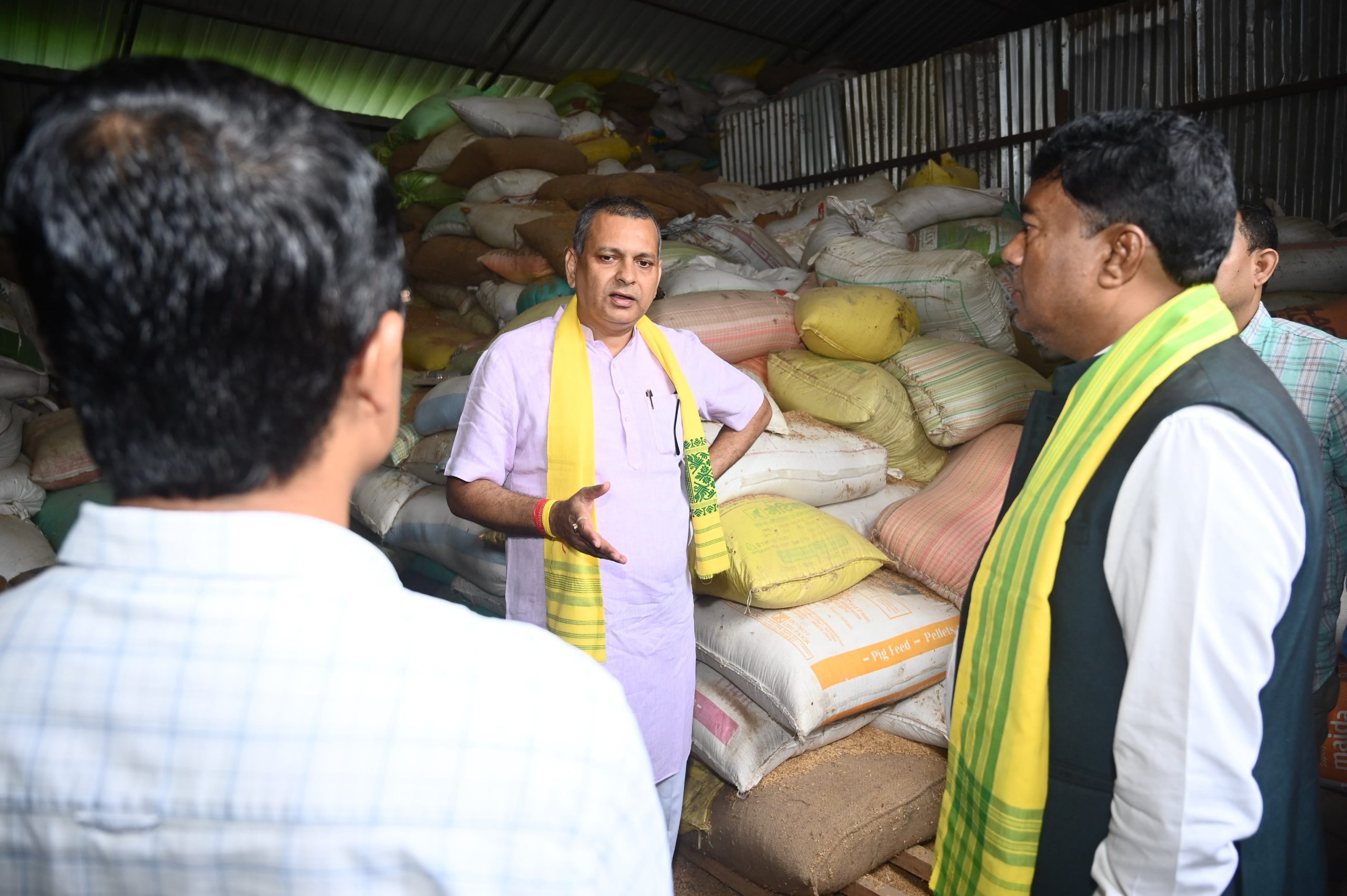 ডিব্ৰুগড়ৰ ধান ক্রয় কেন্দ্র, সুলভ মূল্যৰ দোকান, গাঁও পঞ্চায়ত সমবায় সমিতি পৰিদৰ্শন মন্ত্ৰী কৌশিক ৰায়ৰ