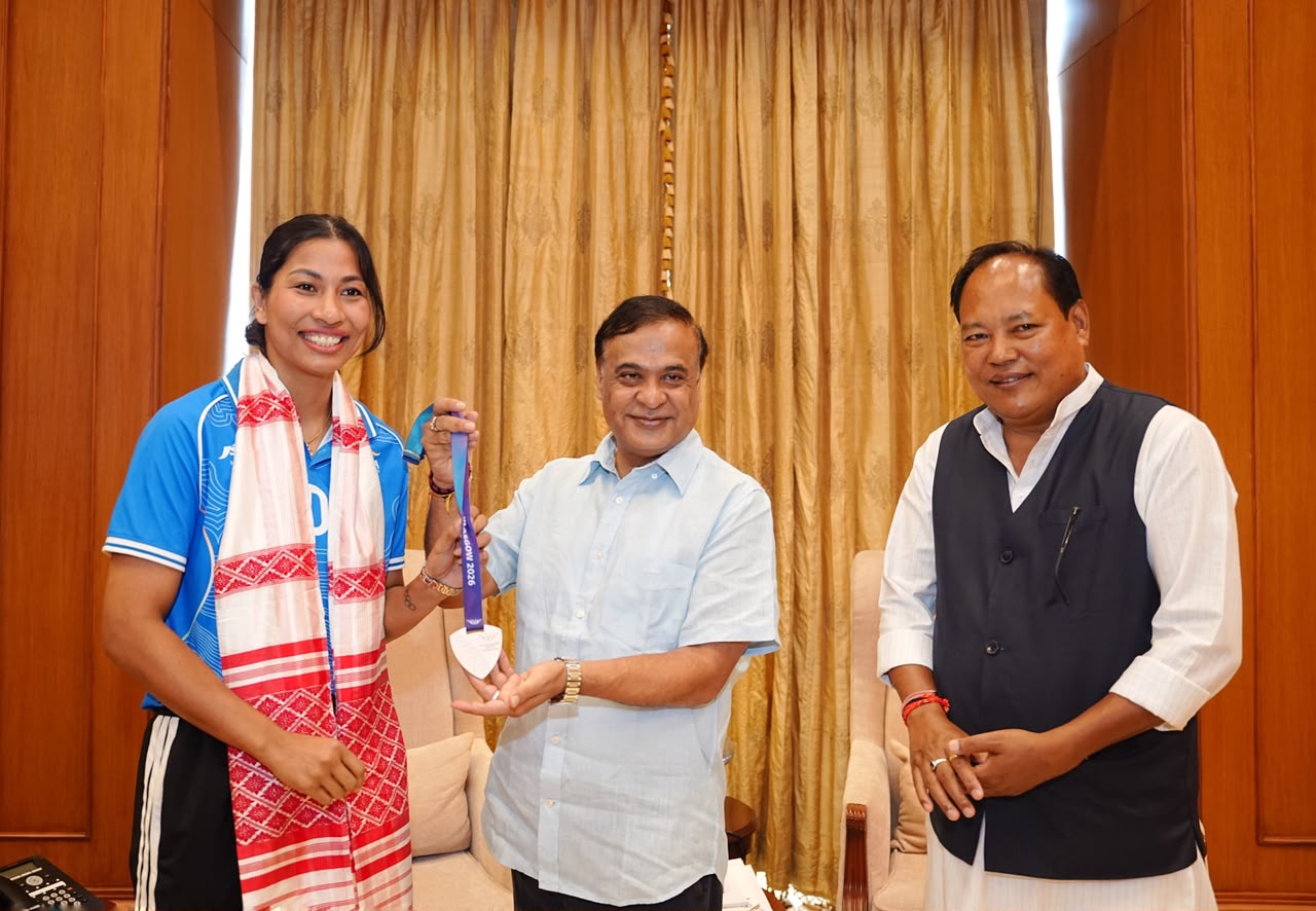 লোকসেৱা ভৱনত মুখ্যমন্ত্রী ড° হিমন্ত বিশ্ব শর্মাৰ লাভলীনা বৰগোঁহাইক সম্বর্ধনা