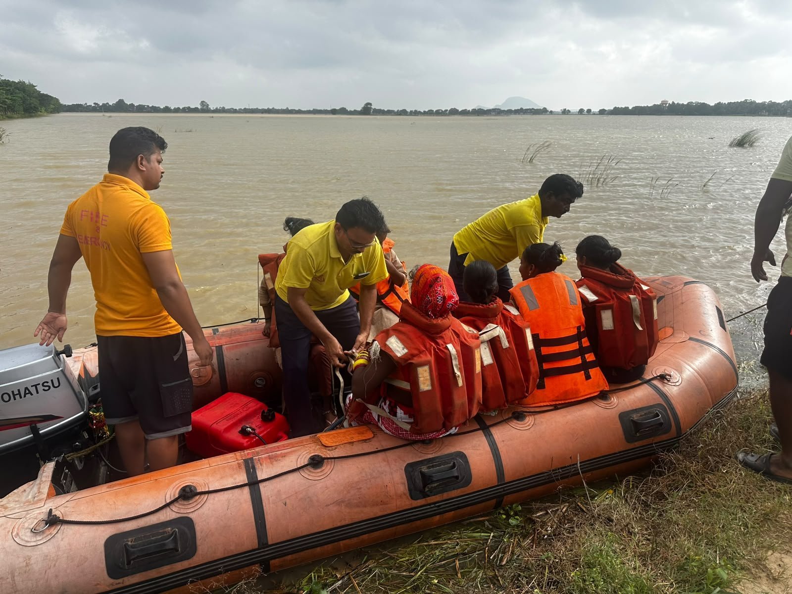 Flood situation remains critical in Odisha with Mahanadi river continuing to swell, threatening fresh areas
