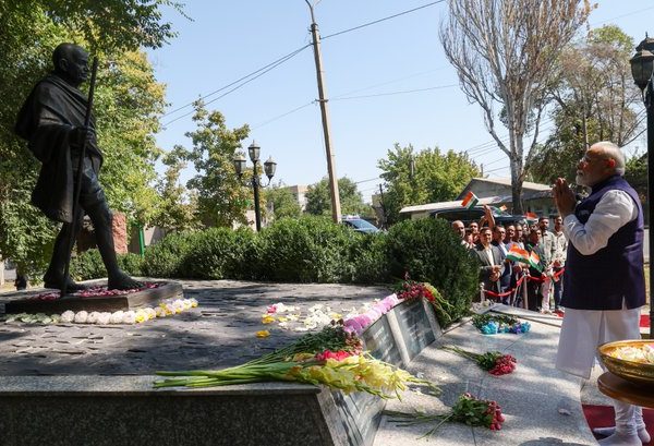 PM Modi pays floral tribute to Mahatma Gandhi in Bishkek
