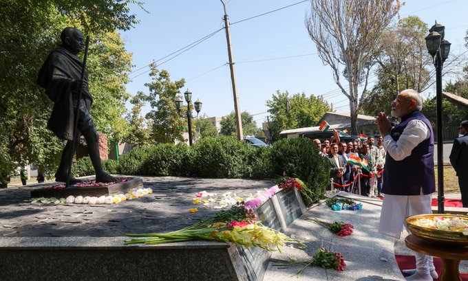 PM Modi pays floral tribute to Mahatma Gandhi in Bishkek
