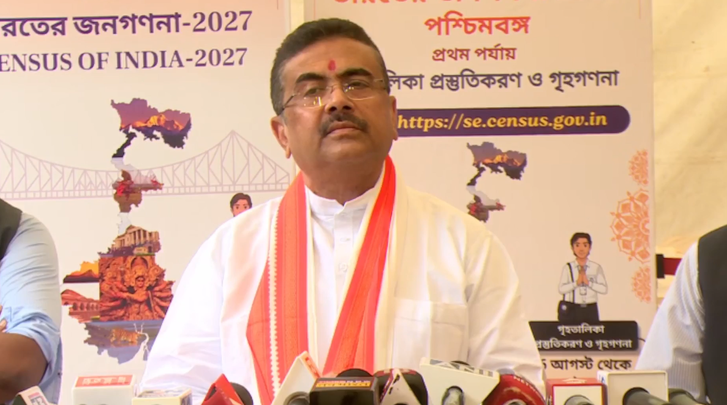 পশ্চিমবঙ্গের মুখ্যমন্ত্রী শুভেন্দু অধিকারী আজ সংশোধিত নাগরিকত্ব আইন-সিএএ-র আওতায় বেশ কয়েকজন আবেদনকারীকে আজ শংসাপত্র প্রদান করেছেন।