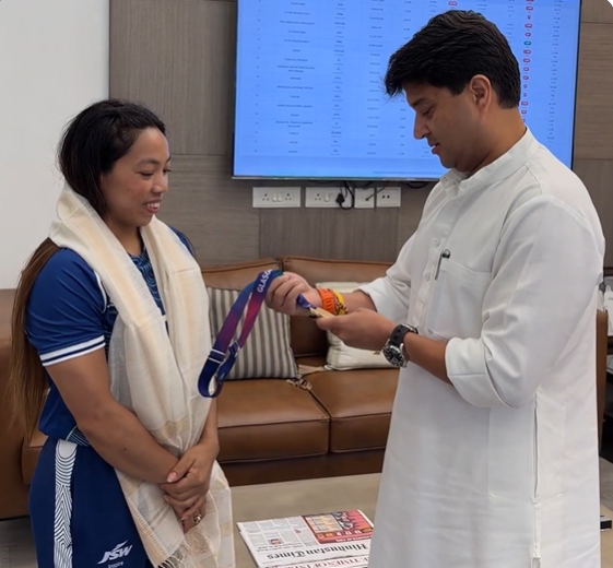 केंद्रीय मंत्री ज्योतिरादित्य सिंधिया ने राष्ट्रमंडल खेलों में लगातार तीसरी बार स्वर्ण जीतने पर मीराबाई चानू को बधाई दी