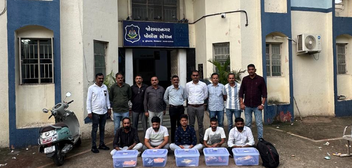 સુરેન્દ્રનગરમાં કોન્સ્ટેબલના ઘરમાંથી શેરબજારના જુગારનો પર્દાફાશ, 5 ઝડપાયા