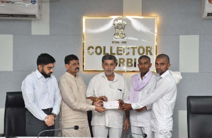 મોરબીમાં ભારે વરસાદમાં તણાઈ જવાથી મૃત્યુ પામેલા 3 લોકોના પરિવારજનોને 4-4 લાખની આર્થિક સહાય અર્પણ