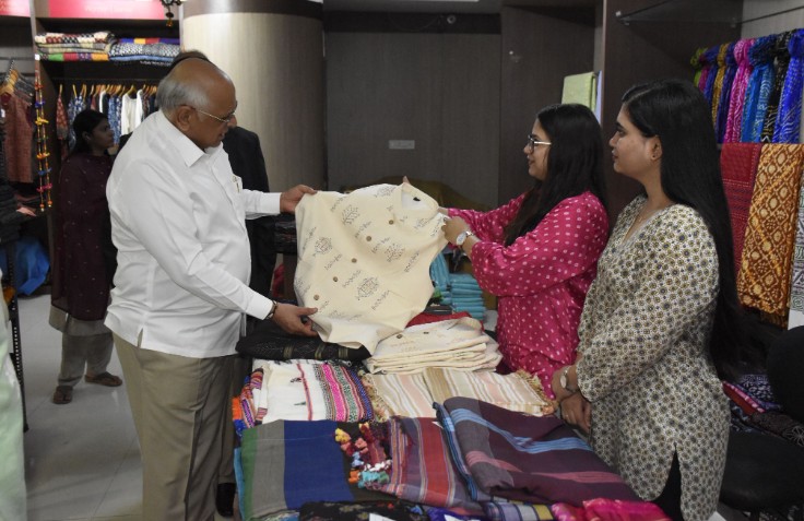 આજે નેશનલ હેન્ડલૂમ દિવસ : CM ભૂપેન્દ્ર પટેલે ‘ગરવી ગુર્જરી’માંથી હેન્ડલુમ પ્રોડક્ટ્સ ખરીદી