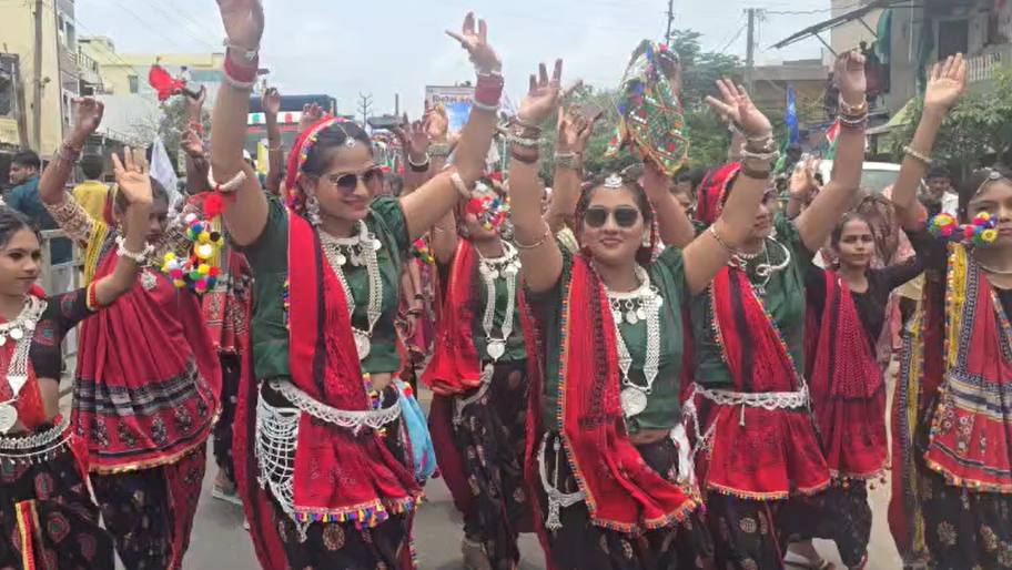 છોટાઉદેપુર જિલ્લામાં વિશ્વ આદિવાસી દિવસની ભવ્ય ઉજવણી, પરંપરાગત સંસ્કૃતિ અને સામાજિક એકતાનો સંદેશ