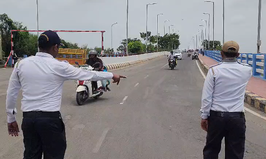 દીવ બ્રિજ સર્કલ ખાતે ટ્રાફિક નિયમો અંગે પોલીસનું લોકજાગૃતિ અભિયાન