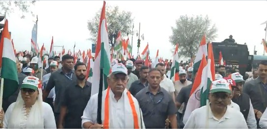 जम्मू-कश्मीर: श्रीनगर में बुलेवार्ड रोड पर निकाली गई विशाल तिरंगा यात्रा