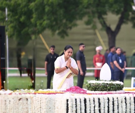 दिल्ली की मुख्यमंत्री रेखा गुप्ता ने पूर्व प्रधानमंत्री अटल बिहारी वाजपेयी की पुण्यतिथि पर श्रद्धांजलि अर्पित की