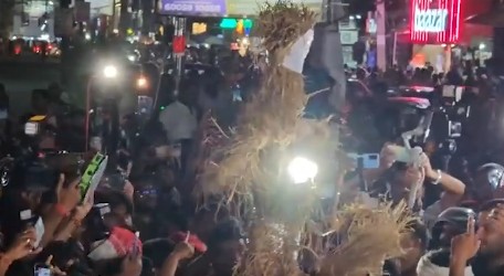 झारखंड में भर्ती परीक्षाओं में अनियमितताओं के विरोध में छात्रों ने रांची में मुख्यमंत्री हेमंत सोरेन, राहुल गांधी और तेजस्वी यादव के पुतले जलाए