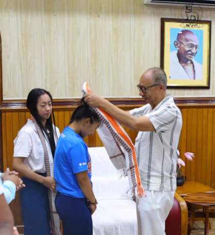 मणिपुर: मुख्यमंत्री युमनाम खेमचंद सिंह ने एरोबिक जिम्नास्टिक एशियाई चैंपियनशिप में स्वर्ण पदक जीतने वाली अरिहा पांगंबम से मुलाकात की