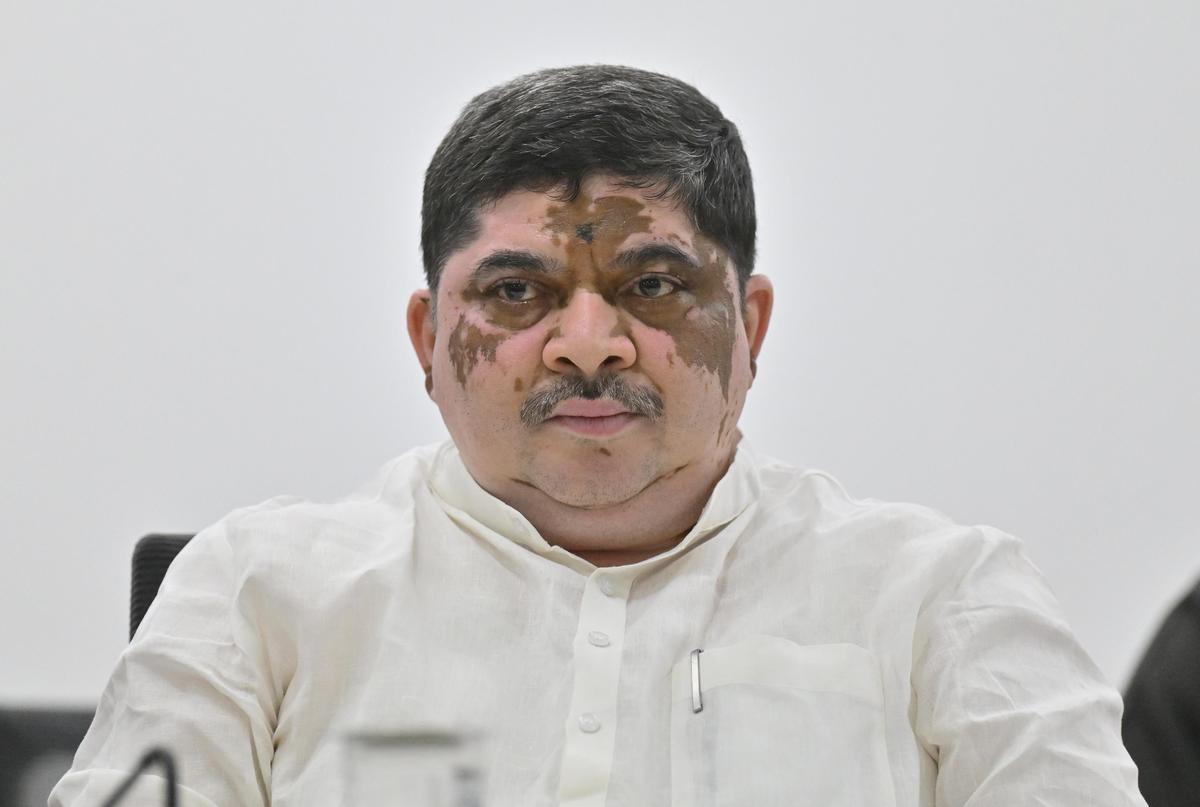 Telangana auto drivers call off indefinite strike after talks with Transport Minister Ponnam Prabhakar