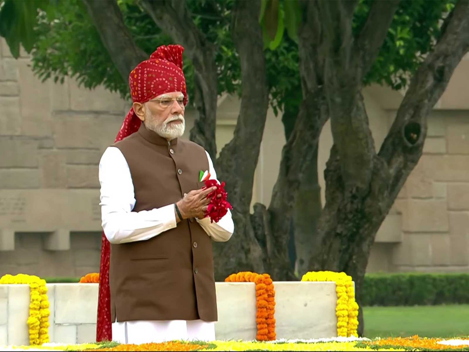 PM Modi pays homage to Mahatma Gandhi at Rajghat on 80th Independence Day