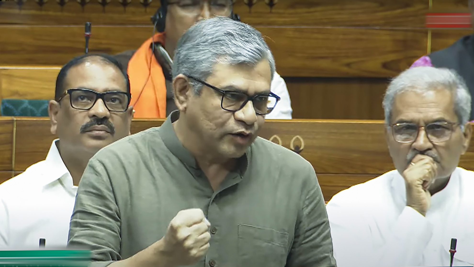 রেল মন্ত্রী অশ্বিনী বৈষ্ণো বলেছেন, নিরাপত্তাকেই ভারতীয় রেল পরিষেবার ক্ষেত্রে সর্বোচ্চ অগ্রাধিকার দেওয়া হচ্ছে
