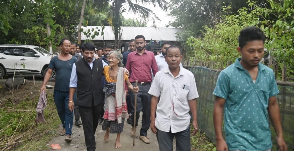 গোলাঘাট জিলাৰ বোকাখাতৰ বান ক্ষতিগ্রস্ত অঞ্চল পৰিদৰ্শন পঞ্চায়ত আৰু গ্ৰামোন্নয়ন মন্ত্ৰী অতুল বৰাৰ