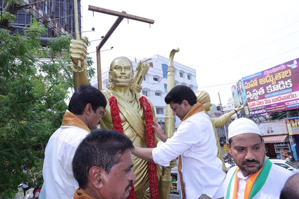 International Day of World’s Indigenous Peoples: Dr. Pemmasani Chandrasekhar Pays Tribute to Tribal Freedom Fighters