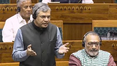 অনলাইন আসক্তি, সাইবার বুলিং, ক্ষতিকর কনটেন্ট ও শোষণের মতো ঝুঁকি থেকে শিশুদের সুরক্ষায় সরকার অত্যন্ত সতর্ক বলে জানিয়েছেন ইলেকট্রনিক্স ও তথ্যপ্রযুক্তি মন্ত্রী অশ্বিনী বৈষ্ণব।