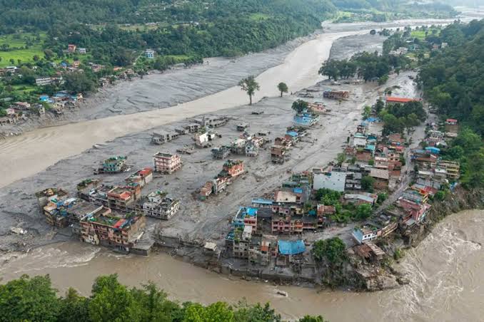 नेपाल में विनाशकारी बाढ़ के बाद बचाव अभियान में हेलीकॉप्टरों की कमी बन रही चुनौती