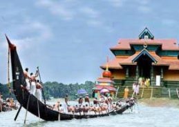 Aranmula Vallasadya resumes in Keralam after suspension due to heavy rain