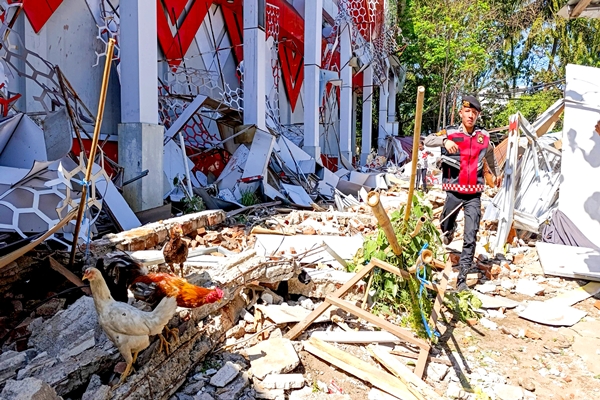 Indonesia Declares 14-Day Emergency Response Period After 7.7-Magnitude Earthquake