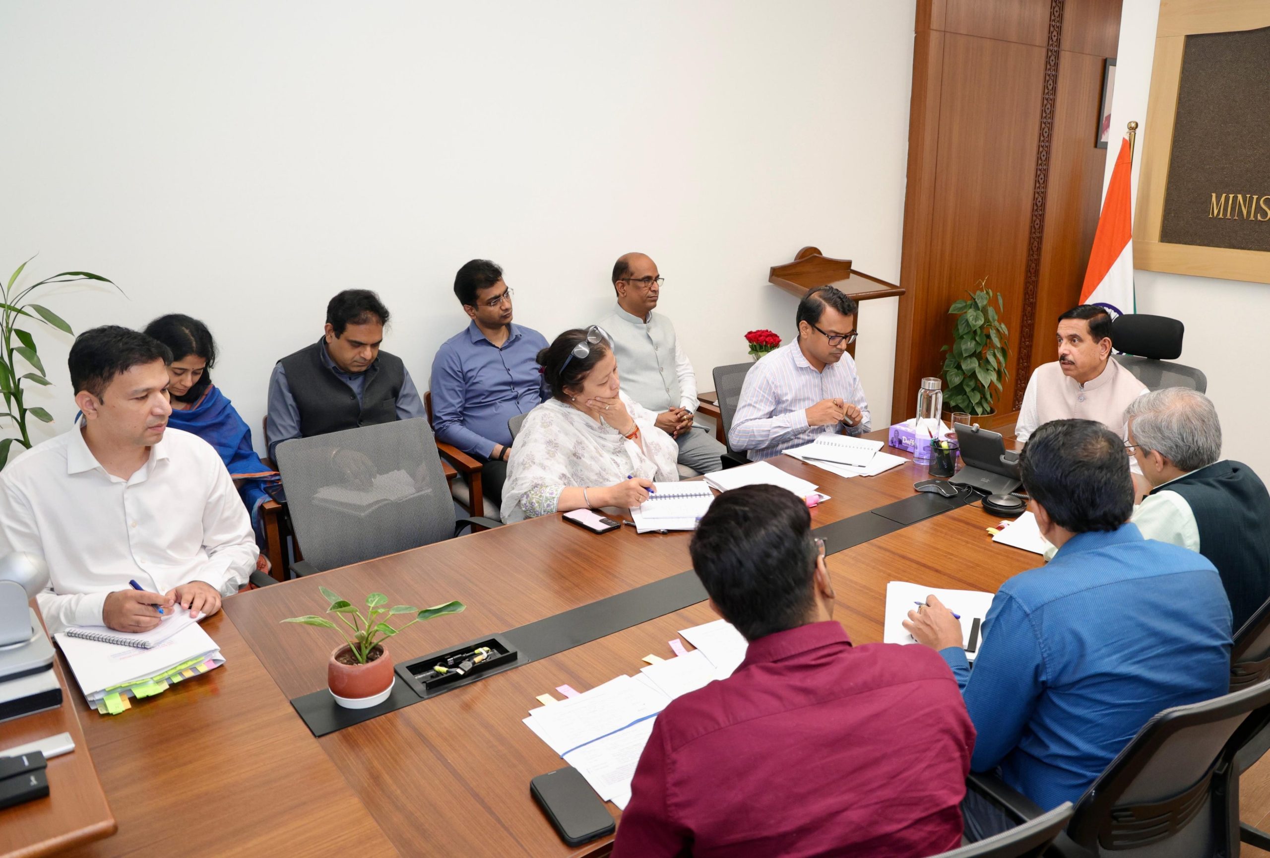 शिक्षा मंत्रालय के वरिष्ठ अधिकारियों के साथ केंद्रीय शिक्षा मंत्री प्रल्हाद जोशी ने बैठक की