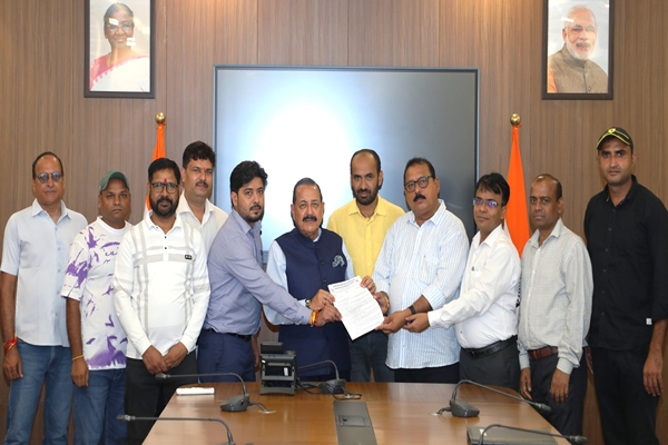 MoS Jitendra Singh Interacts with Armed Forces HQ Association, Discusses employees’ service-related concerns