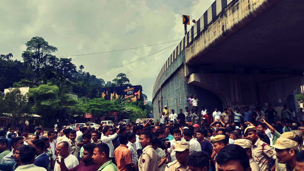 শ্বিলঙত আবদ্ধ অসমৰ লোকসকলক সহায়ৰ বাবে অসম আৰক্ষীৰ হেল্পলাইন নম্বৰ মুকলি