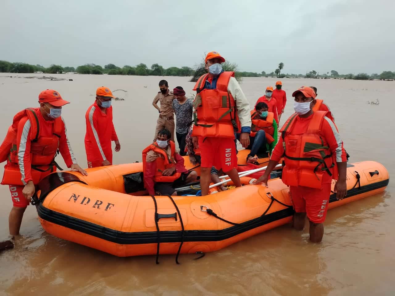 नेपाल में बाढ़ के बाद एनडीआरएफ ने बिहार में 9 और उत्तर प्रदेश में 11 टीमें तैनात कीं