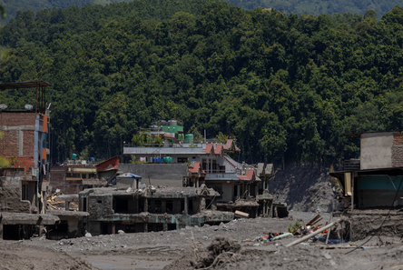 नेपाल में आई बाढ़ में मरने वालों की संख्या बढ़कर 675 हुई, लगभग 2400 लोग अभी भी लापता