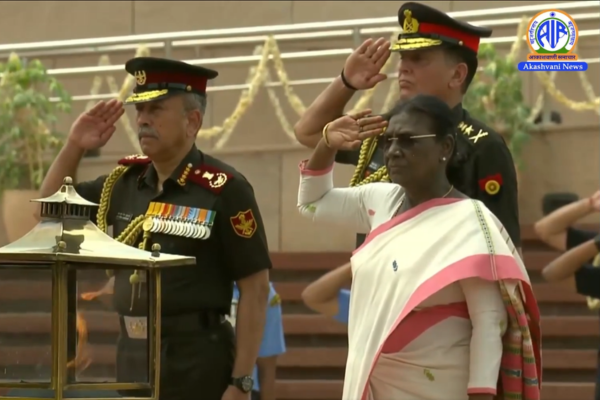 President Droupadi Murmu pays homage to martyrs at National War Memorial on Independence Day