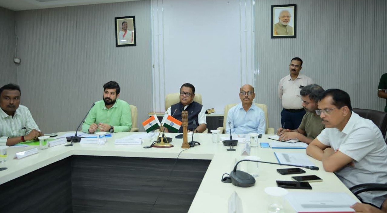 যোৰহাট আৱৰ্ত ভৱনত শিক্ষামন্ত্ৰী ডাঃ ৰণোজ পেগুৰ শিক্ষা বিভাগৰ বিষয়াৰে পৰ্যালোচনা বৈঠক