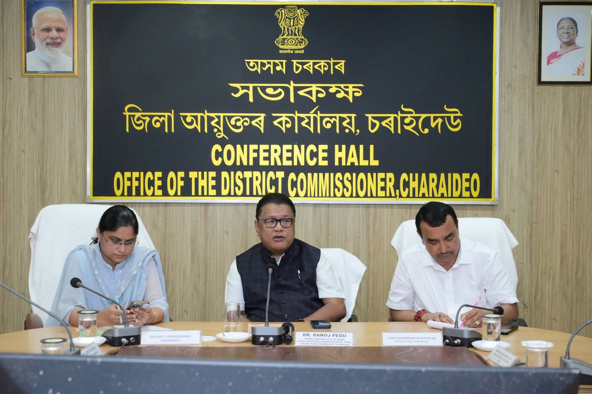 চৰাইদেউত বিদ্যালয় শিক্ষা বিভাগৰ বিষয়াসকলৰ সৈতে ডা০ ৰণোজ পেগুৰ পর্যালোচনা বৈঠক