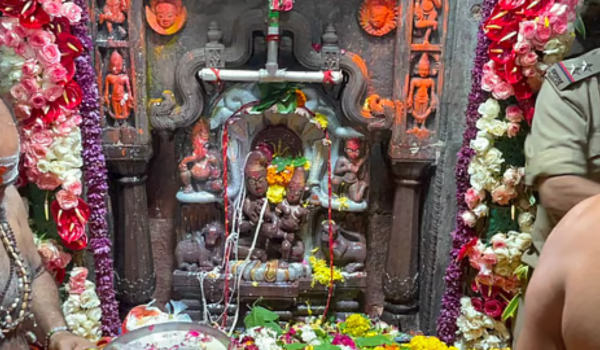 Large number of devotees gather at Ujjain temples on Sawan Monday and Nag Panchami