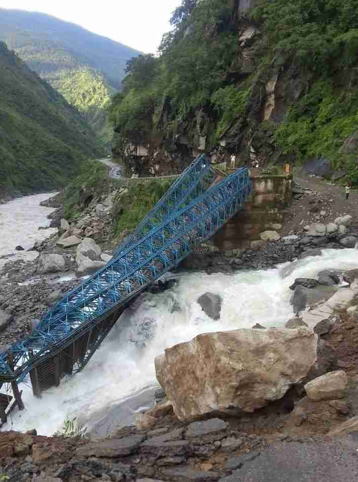 पिथौरागढ़ में हुई भारी बारिश से धारचूला-तवाघाट राष्ट्रीय राजमार्ग पर कुलागाड़ में बेली ब्रिज ध्वस्त हुआ