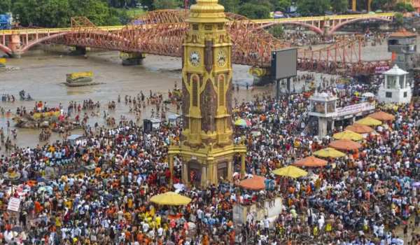 कांवड़ यात्रा के दौरान हरिद्वार में बड़ी संख्या में पहुंचे श्रद्धालु