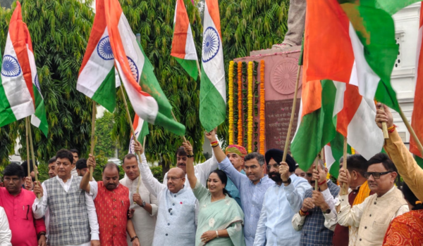दिल्ली: मुख्यमंत्री, विधानसभा अध्यक्ष और अन्य विधायकों ने दिल्ली विधानसभा परिसर में तिरंगा यात्रा में भाग लिया