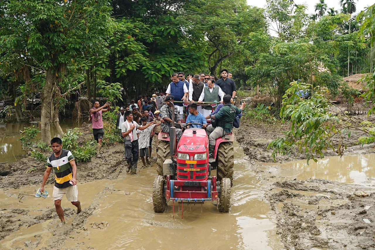 स्वास्थ्य एवं परिवार कल्याण मंत्री जेपी नड्डा ने किया असम में बाढ़ प्रभावित क्षेत्रों का दौरा