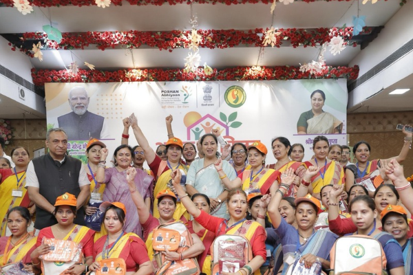 दिल्ली की मुख्यमंत्री रेखा गुप्ता ने आंगनवाड़ी कार्यकर्ताओं को किया सम्मानित