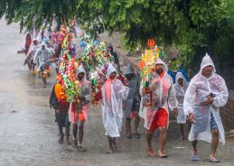 Char Dham Yatra suspended till today amid adverse weather conditions Char Dham Yatra suspended till today amid adverse weather conditions