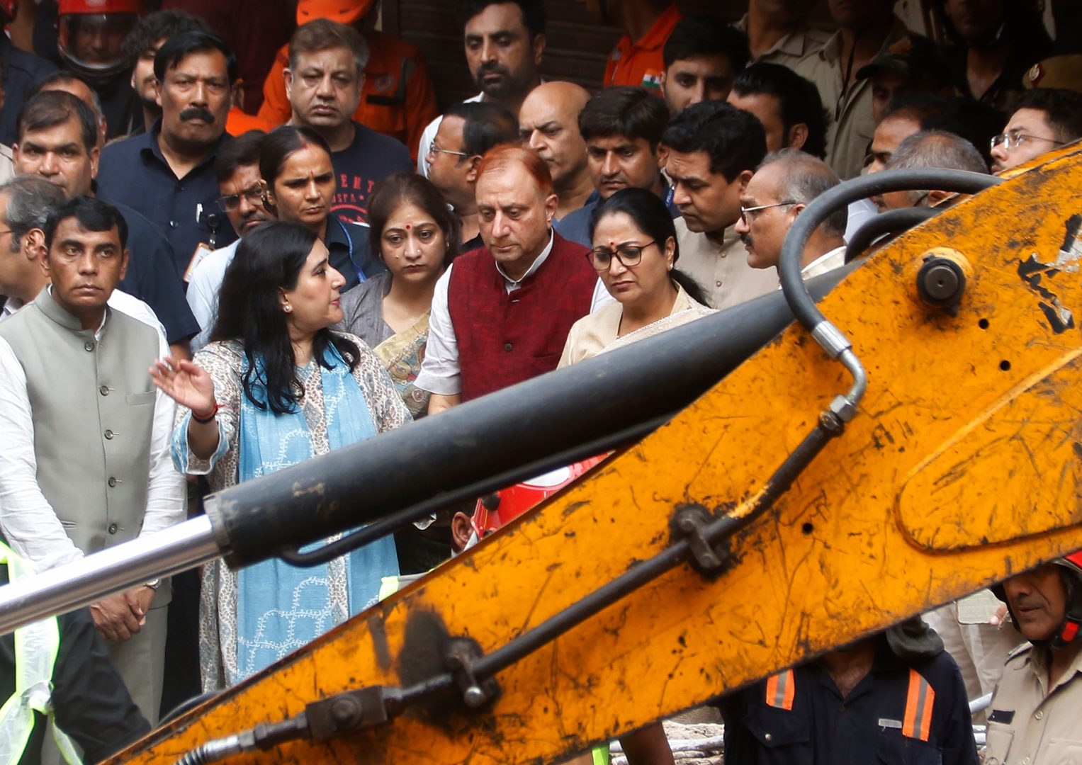 दिल्ली: सत्य निकेतन इलाके में बहुमंजिला इमारत ढहने से 6 लोगों की मौत, सीएम रेखा गुप्ता ने दिए जांच के आदेश