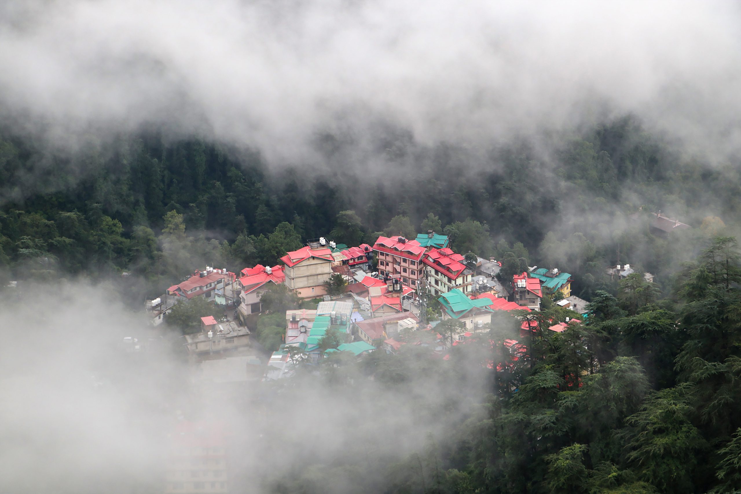 उत्तर प्रदेश और उत्तराखंड में मूसलाधार बारिश का रेड अलर्ट जारी, कई जिलों में स्कूल बंद