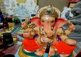 Maharashtra: Record number of people simultaneously create Ganesh Idol from Shadu clay