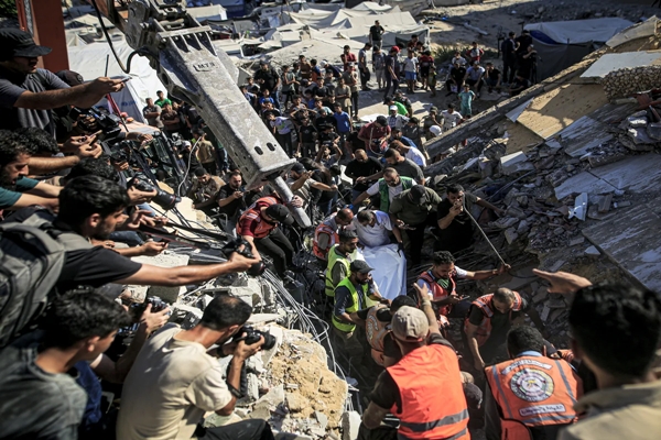Gaza: Efforts continue to rescue survivors from rubble of collapsed building in Israeli strike 