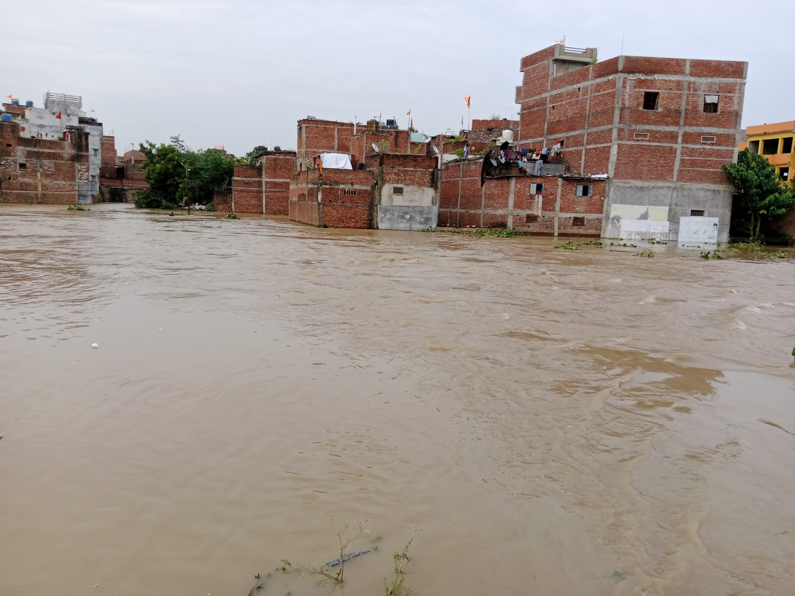 उत्तर प्रदेश के 26 जिले बाढ़ की चपेट में, अयोध्या और वाराणसी समेत कई जिले प्रभावित