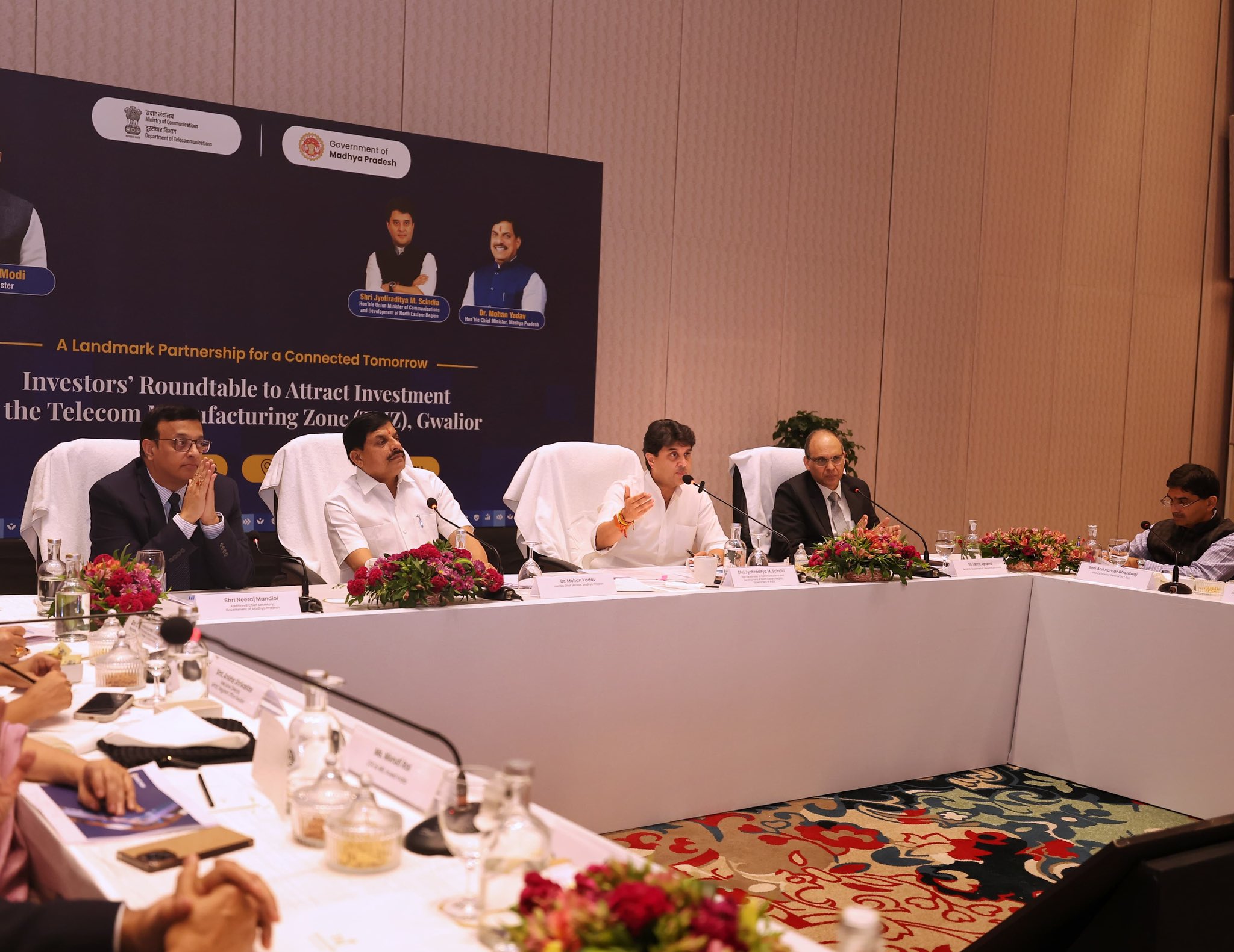 घरेलू और वैश्विक निवेश आकर्षित करने के लिए बेंगलुरु में निवेशक गोलमेज सम्मेलन का आयोजन