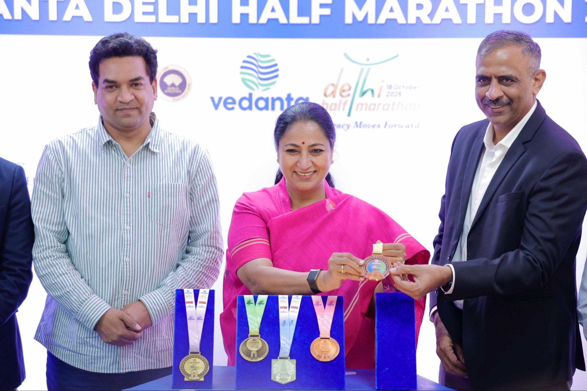 दिल्ली की मुख्यमंत्री ने वेदांता दिल्ली हाफ मैराथन के 21वें संस्करण के पदक का अनावरण किया